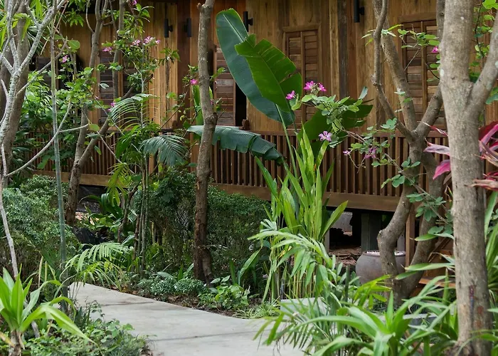 Isann Hotel *